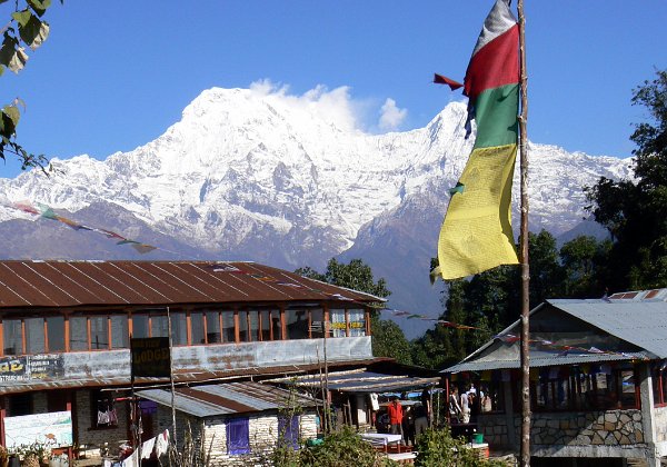  La randonnée se poursuit, à travers des paysages de cultures en terrasses, puis dans une ambiance plus montagneuse à Chomrong, au pied de l'Annapurna Sud, et…